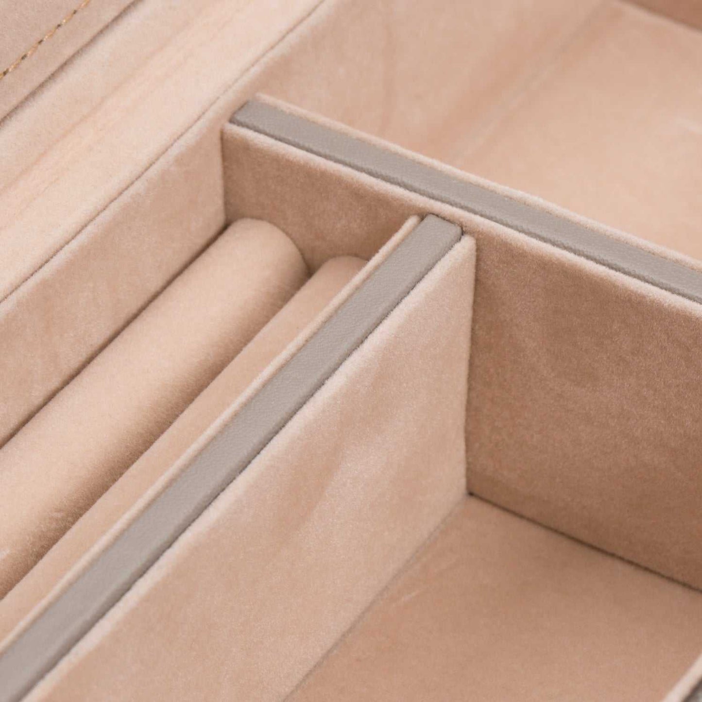 Jewellery BoxWolf Heritage Safe Deposit Jewellery Box Pewter Saffiano 280334Introducing the Wolf Heritage Safe Deposit Jewellery Box in Pewter Saffiano (Model 280334) – a pinnacle of classic style and functional design, providing a secure ha