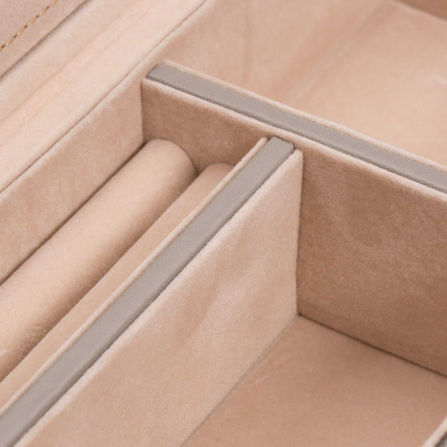 Jewellery BoxWolf Heritage Safe Deposit Jewellery Box Pewter Saffiano 280334Introducing the Wolf Heritage Safe Deposit Jewellery Box in Pewter Saffiano (Model 280334) – a pinnacle of classic style and functional design, providing a secure ha