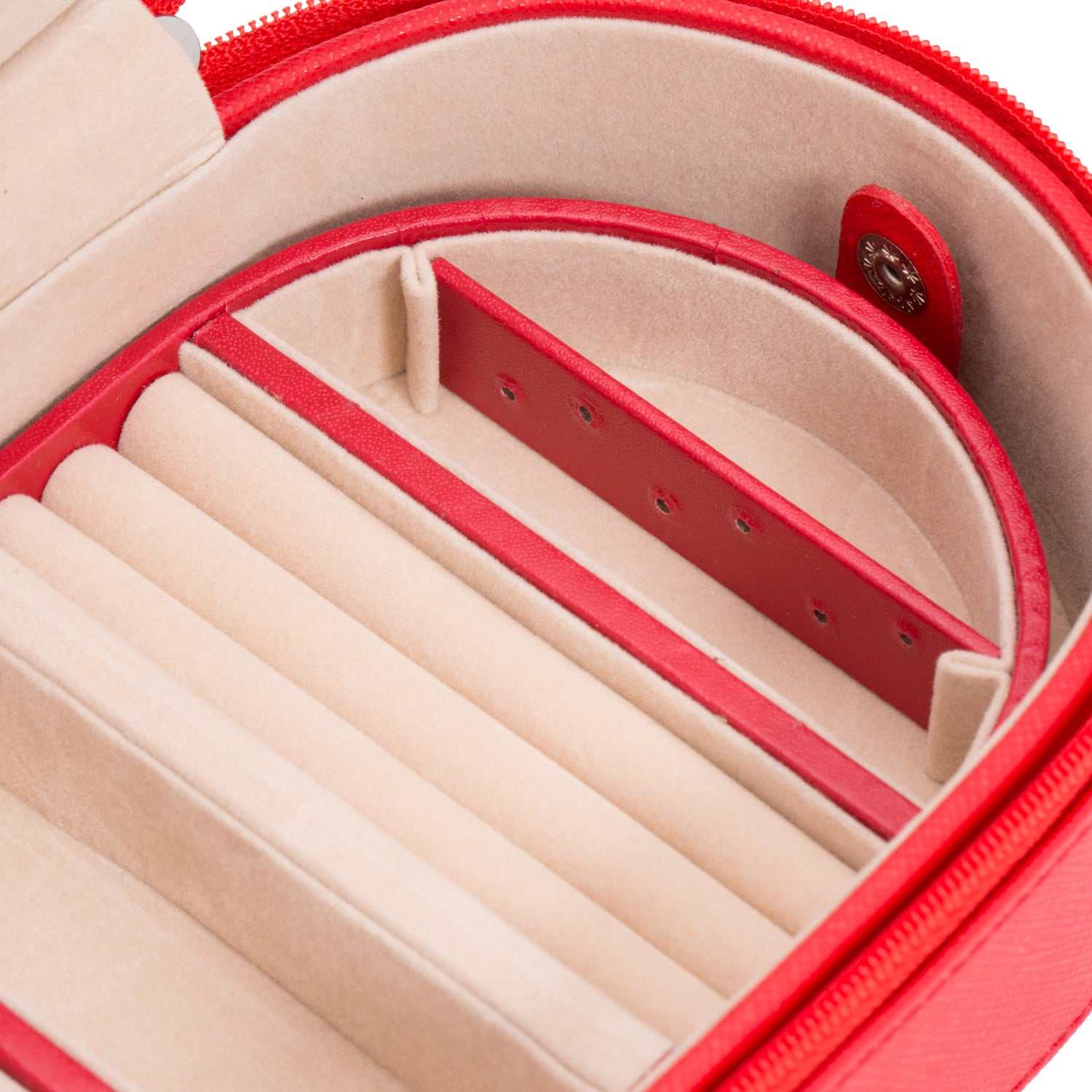 Jewellery BoxWolf Heritage Oval Zip Case Jewellery Box Red Saffiano 280614Introducing the Wolf Heritage Oval Zip Case Jewellery Box in Red Saffiano (Model 280614) – a fusion of classic style and functional ingenuity. Elevate your jewelry s