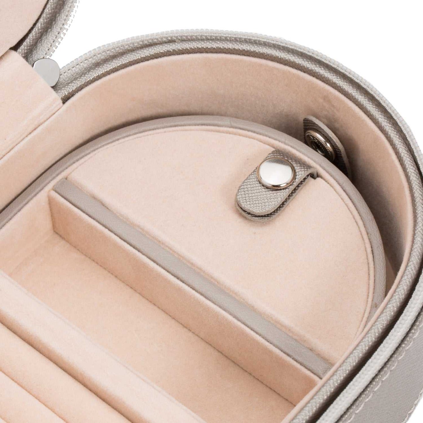 Jewellery BoxWolf Heritage Oval Zip Case Jewellery Box Pewter Saffiano 280634Introducing the Wolf Heritage Oval Zip Case Jewellery Box in Pewter Saffiano (Model 280634) – a harmonious blend of classic style and functional design. This excepti