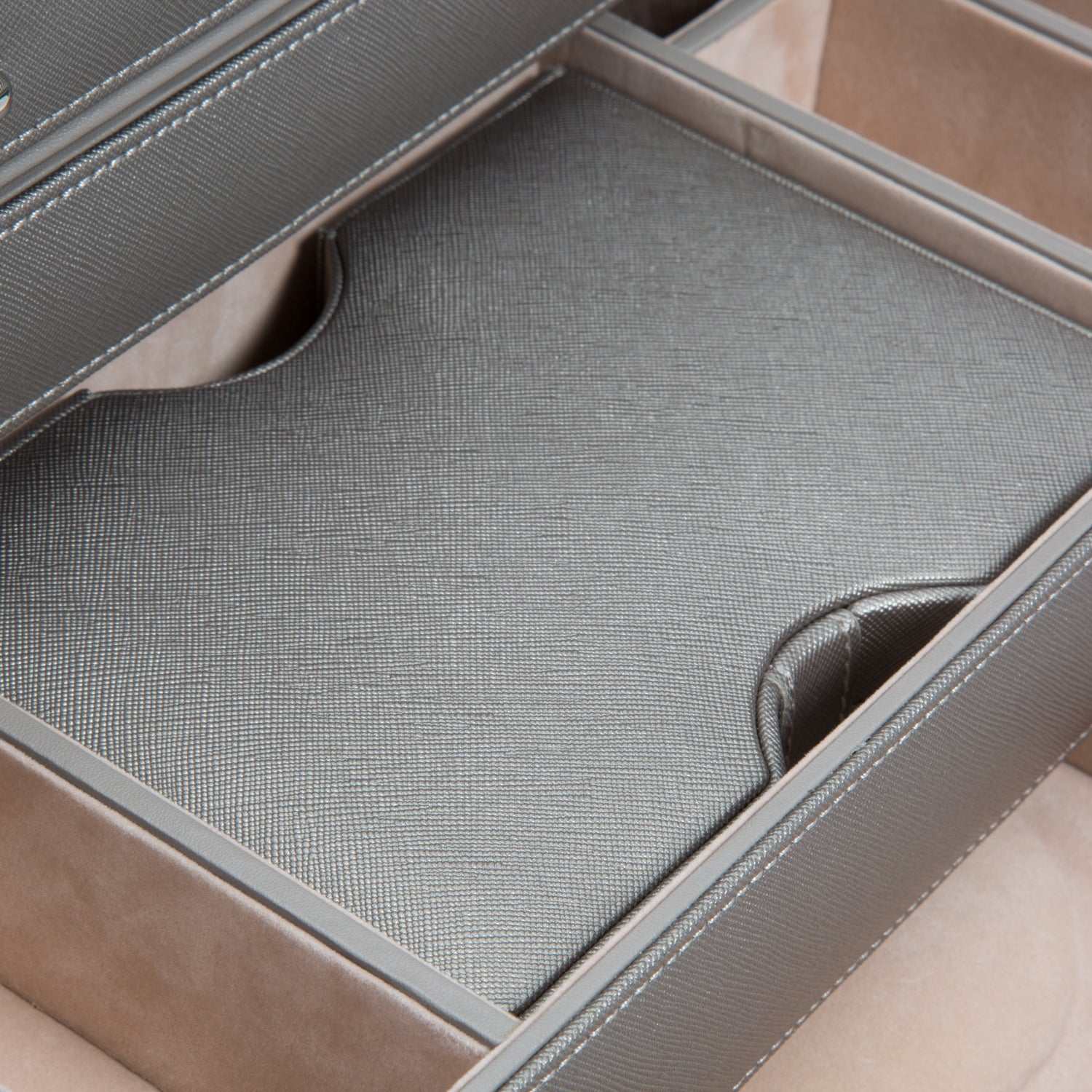 Jewellery BoxWolf Heritage Jewelry Armoire Pewter Saffiano 280834Introducing the 280834 Wolf Heritage Jewelry Armoire in sophisticated Pewter Saffiano – a stunning blend of unique style and functional design. Elevate your jewelry