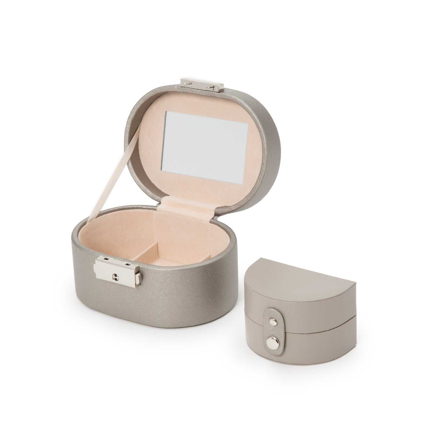 Jewellery BoxWolf Heritage Mini Oval Jewellery Box Pewter Saffiano 281434Introducing the Wolf Heritage Mini Oval Jewellery Box in Pewter Saffiano (Model 281434) – a compact masterpiece within the esteemed Heritage Collection. This mini ov