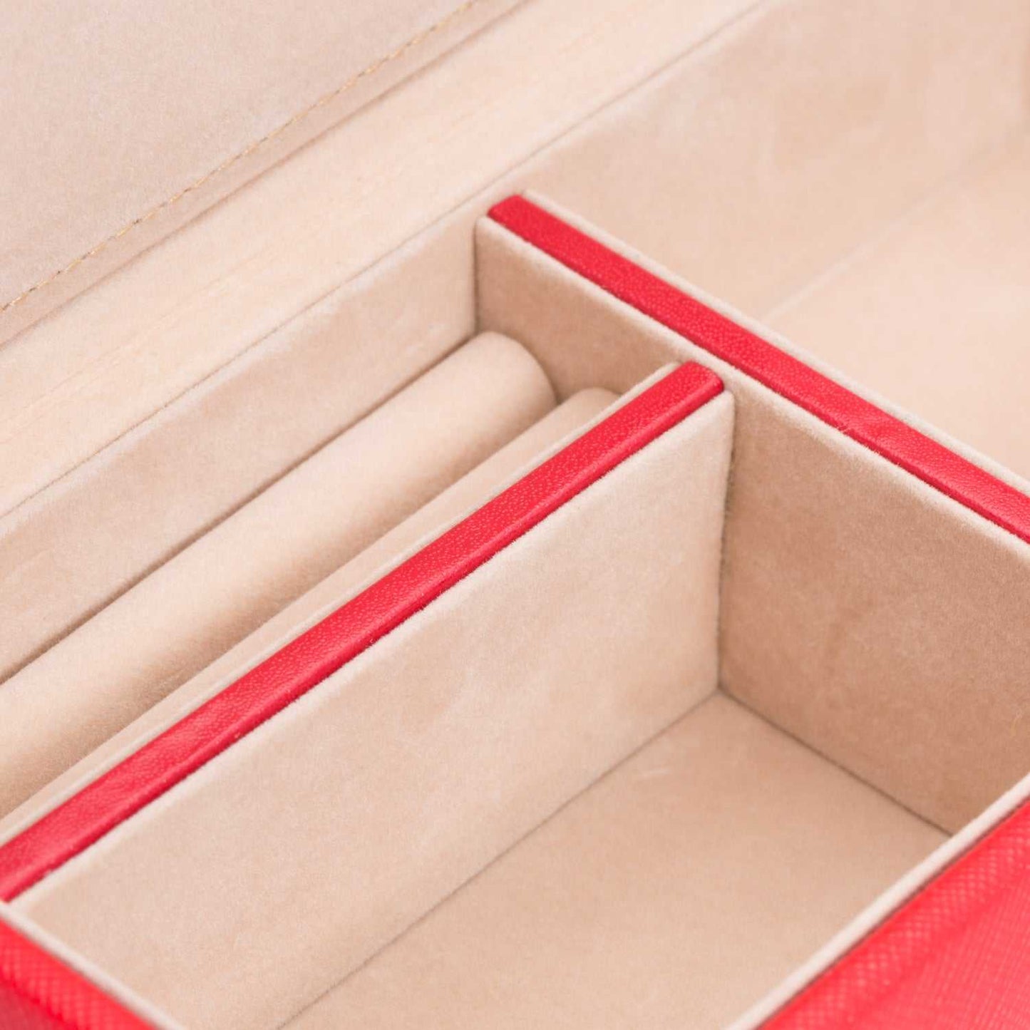 Jewellery BoxWolf Heritage Safe Deposit Jewellery Box Red Saffiano 280314Introducing the Wolf Heritage Safe Deposit Jewellery Box Red Saffiano 280314 (Model: 280314) – a fusion of classic style and functional design, redefining the way yo