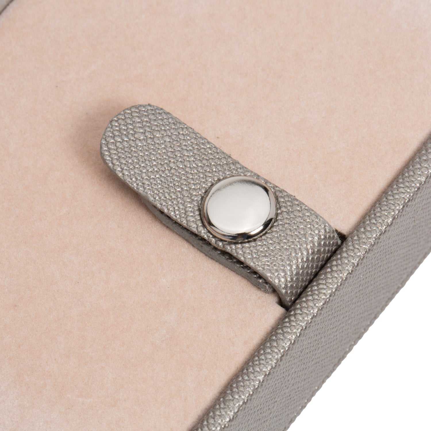 Jewellery BoxWolf Heritage Fold-Out Travel Pewter Saffiano Jewellery Box 281234Introducing the Wolf Heritage Fold-Out Travel Pewter Saffiano Jewellery Box – where classic design meets vibrant elegance in a chic pewter finish. Elevate your jewel