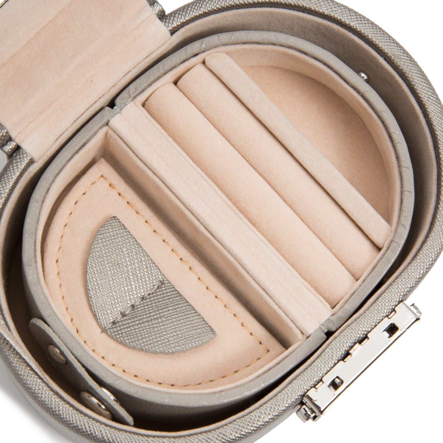 Jewellery BoxWolf Heritage Mini Oval Jewellery Box Pewter Saffiano 281434Introducing the Wolf Heritage Mini Oval Jewellery Box in Pewter Saffiano (Model 281434) – a compact masterpiece within the esteemed Heritage Collection. This mini ov