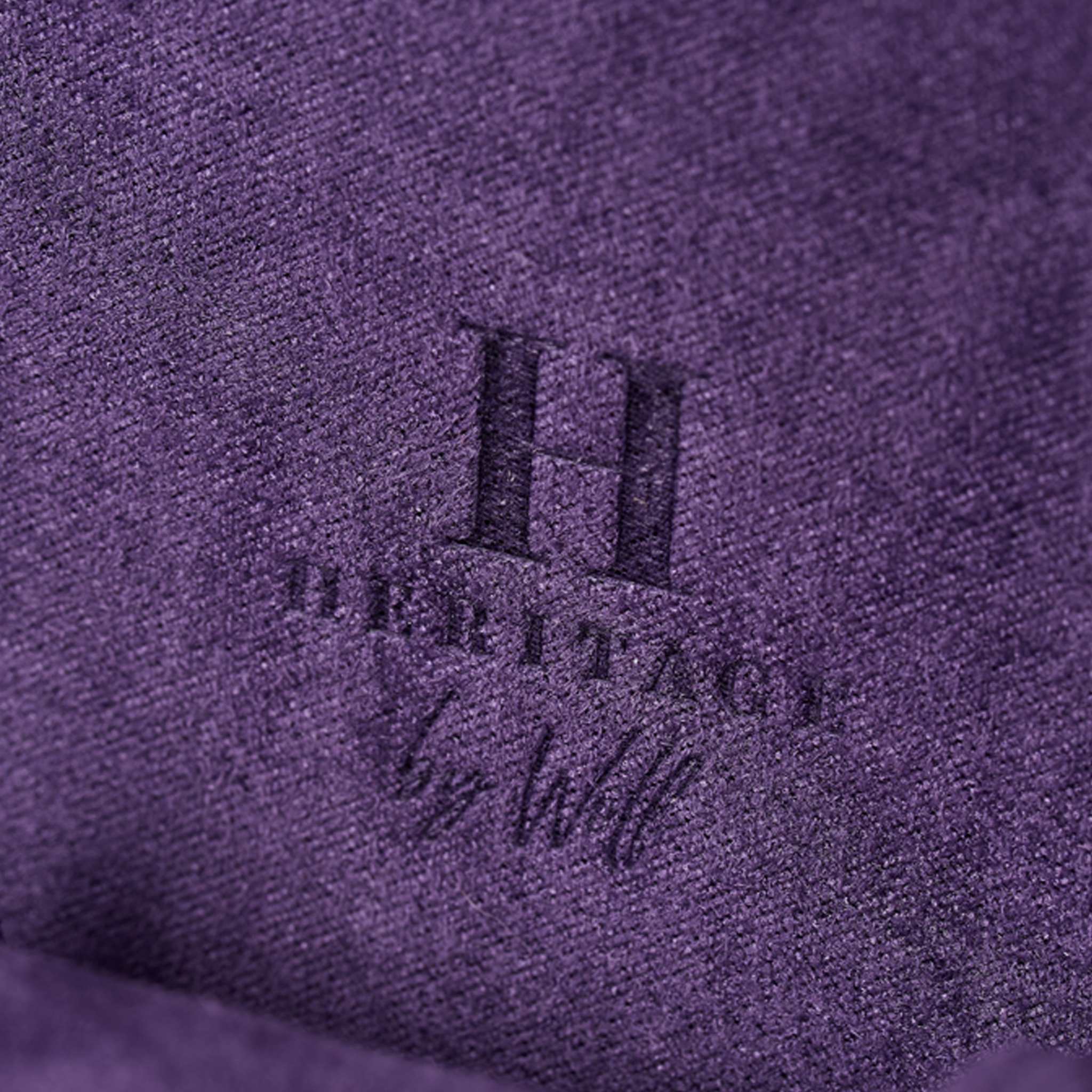 Watch RollWolf Heritage Watch Roll Black / Purple 305628Introducing the Wolf Heritage Watch Roll in Black / Purple (Model 305628) – a distinguished and functional accessory from the Heritage Men's Collection, meticulously